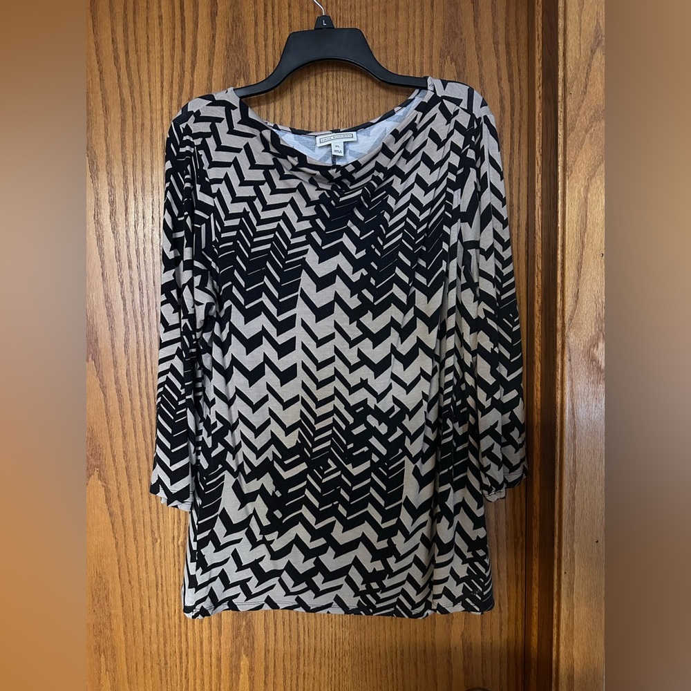 Dana Buchman Black and Beige Geometric Top